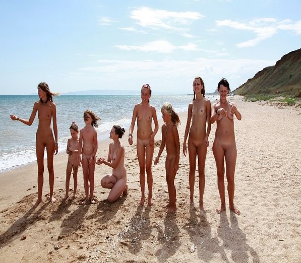 Nudists walk on a beach - purenudism photo [Bodyart Collection]