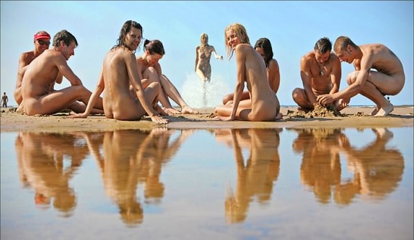 Young students nudists - Purenudism photo [Bodyart Collection]