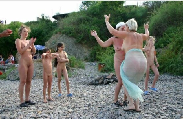 Mothers and daughters nudists dance on a beach - Purenudism photo [Bodyart Collection]