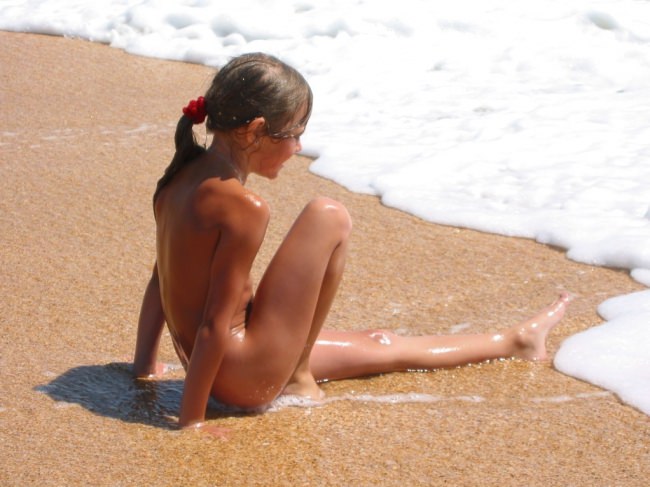 Family nudism of a photo - adults and young nudists on a beach to download a photo [Bodyart Collection]