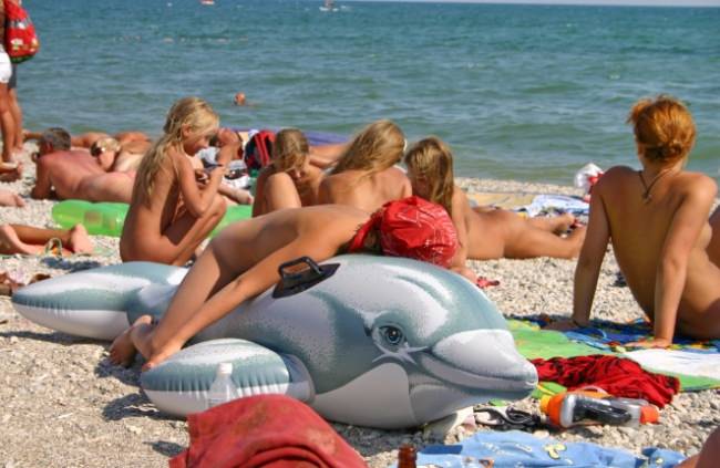 Photo on a beach of nudists - Purenudism download [Bodyart Collection]