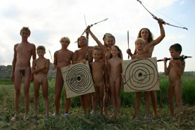 Nudists outdoors shoot a bow | Nudisten gehen f&#252;r Sport [Bodyart Collection]