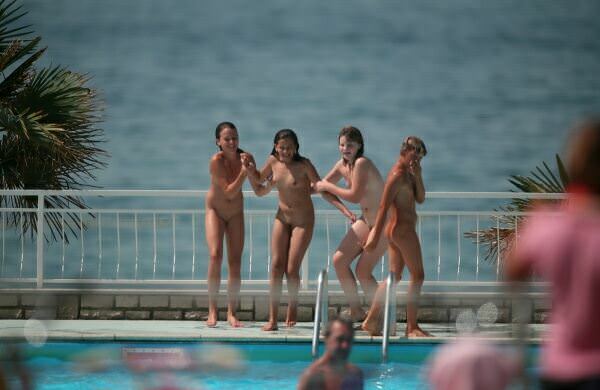 Parents and young nudists in an aquapark | Nudismus in der Aqua Park [Bodyart Collection]