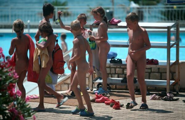 Young nudists in an aquapark | Junge Nudisten im Wasser [Bodyart Collection]