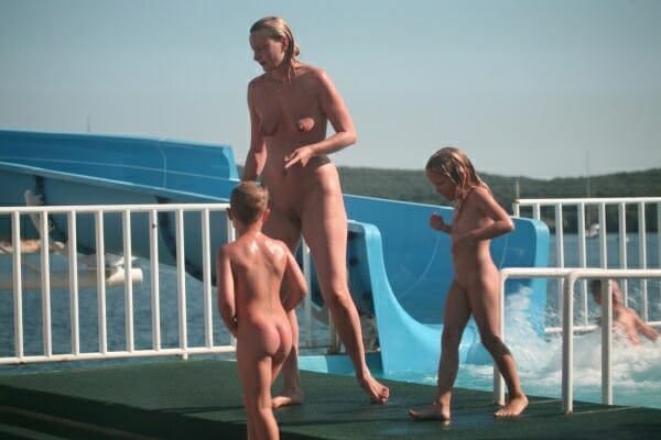 Nudism in an aquapark | Nudismus in der Aqua-Park [Bodyart Collection]