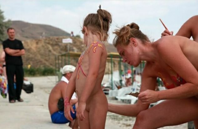 Purenudism photo - Mothers and daughters nudists on a beach [Bodyart Collection]