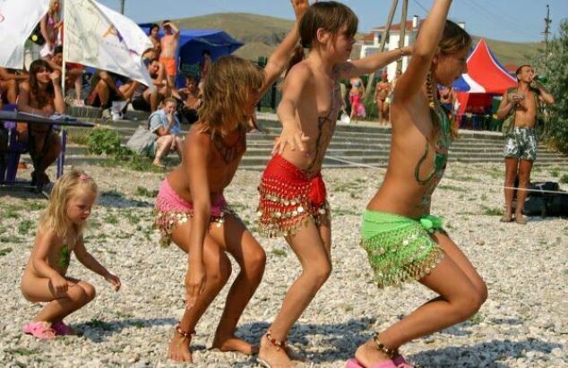 Family nudism of a photo - dances of bare young girls of nudists [Bodyart Collection]