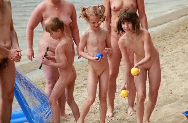 Children and adult nudists on a beach (4813 photo) [Bodyart Collection]