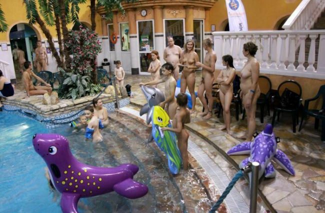 Premium photo nudists in the pool | Das Foto der Nudisten in im Schwimmbad [Bodyart Collection]